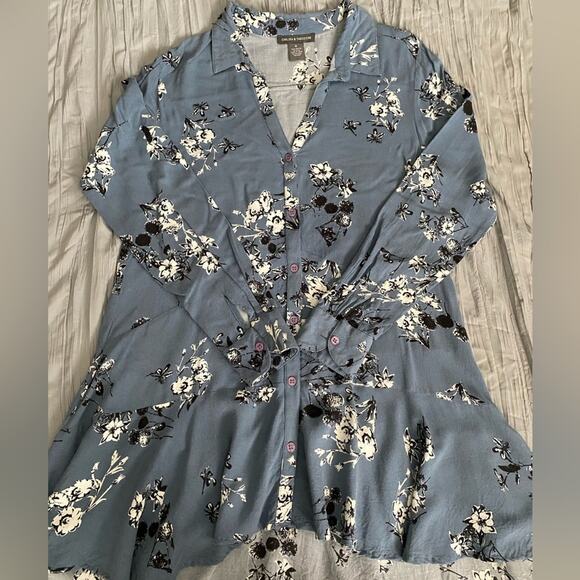Chelsea and Theadore Blue Black White LS Ruffle Bottom V Neck Button Top - Picture 1 of 9